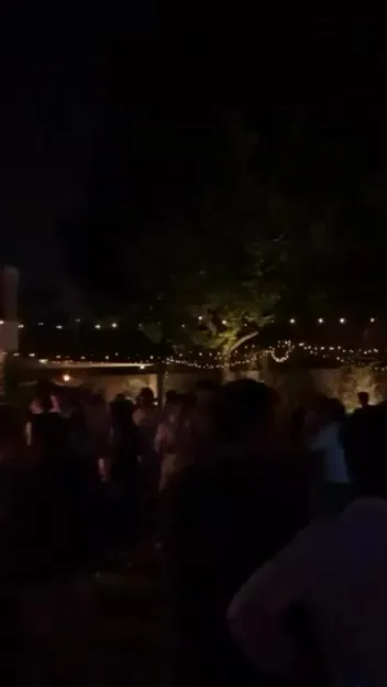 Bola de espejos sobre la pista de noche