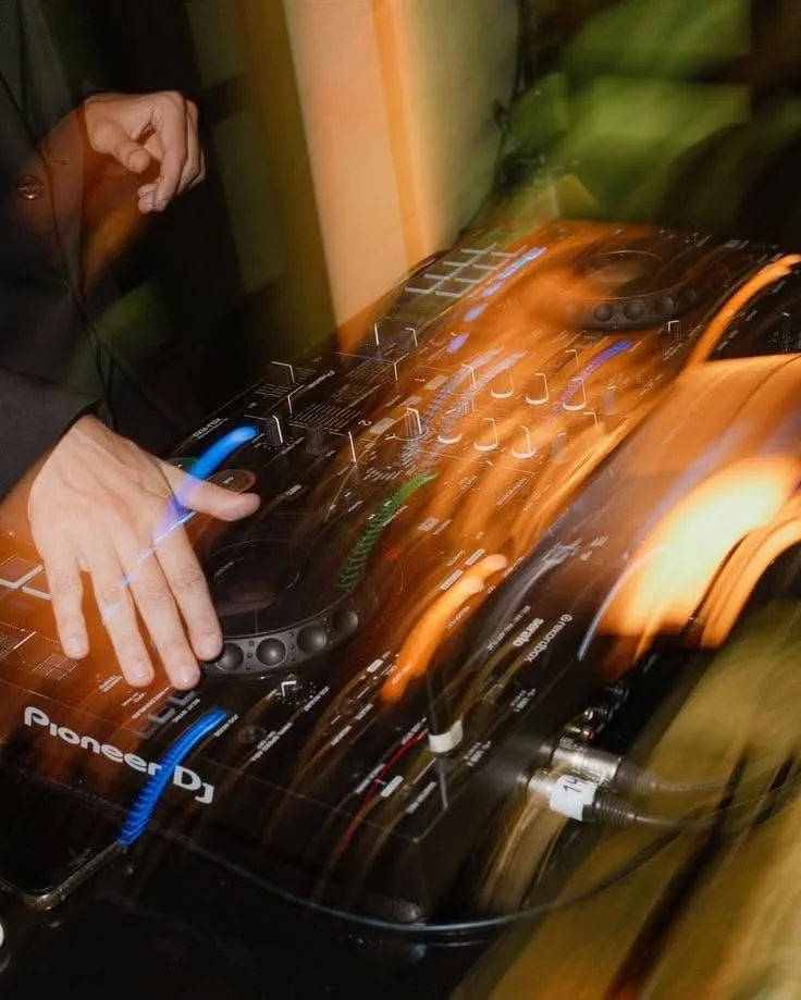 Manos sobre la controladora DJ