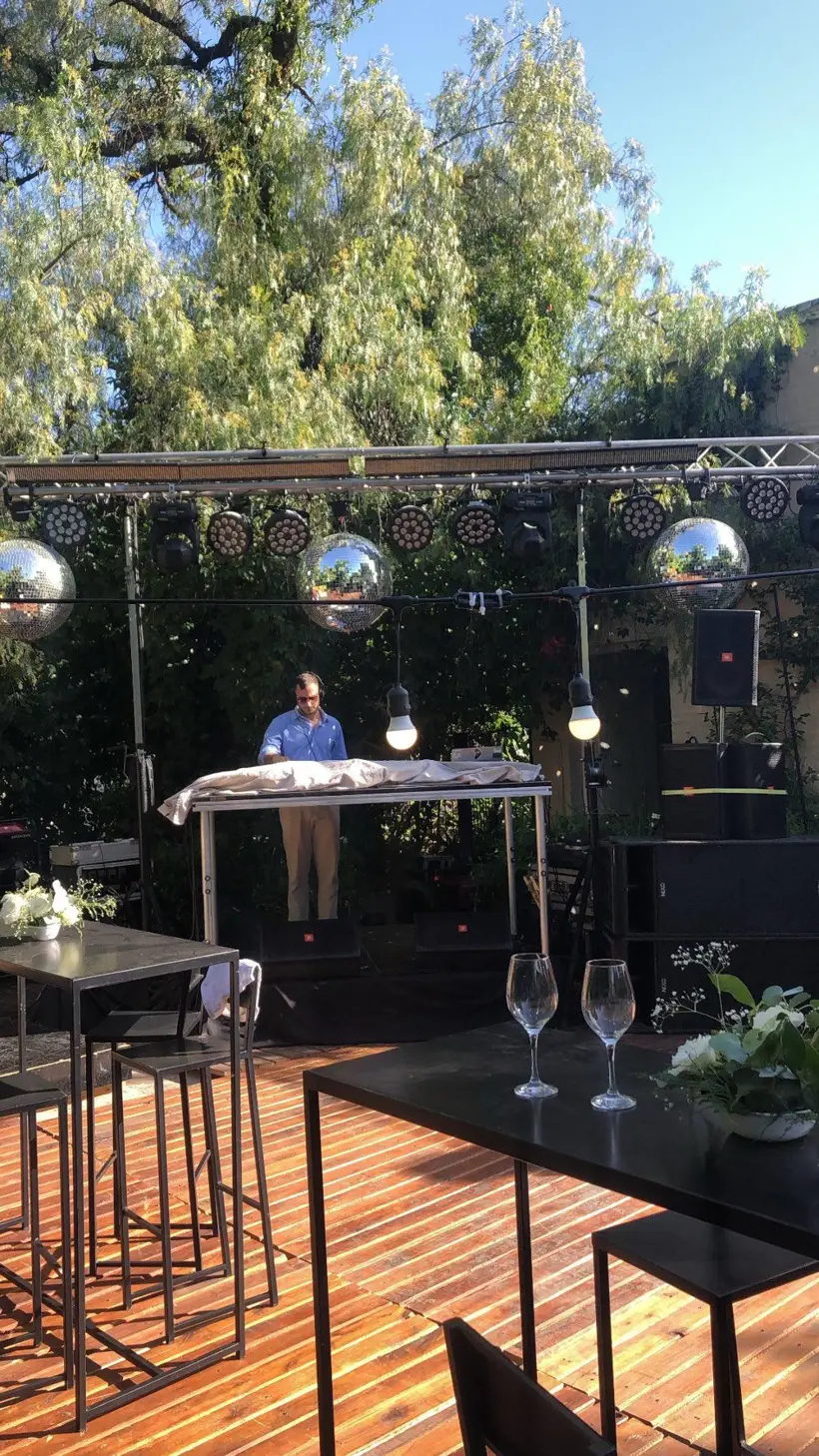 Cabina montada en un casamiento al aire libre